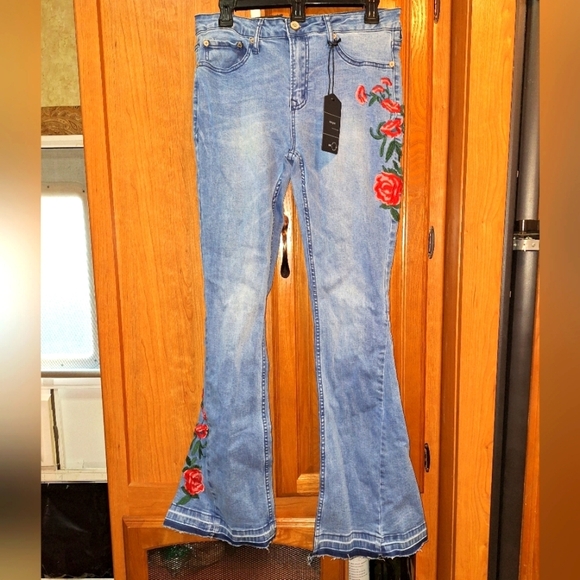 Umgee NWT embroidered flare leg jeans in a size 30 waist and 33 inseam - Picture 1 of 11